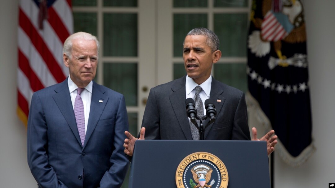 El presidente Barack Obama acompañado del vicepresidente Joe Biden habla desde la rosaleda de la Casa Blanca sobre el fallo de la Corte Suprema sobre el Obamacare.