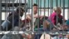 ARCHIVO - Un grupo de inmigrantes aguarda a ser procesado en la localidad de Marthon, en Florida, Estados Unidos, en febrero de 2023.