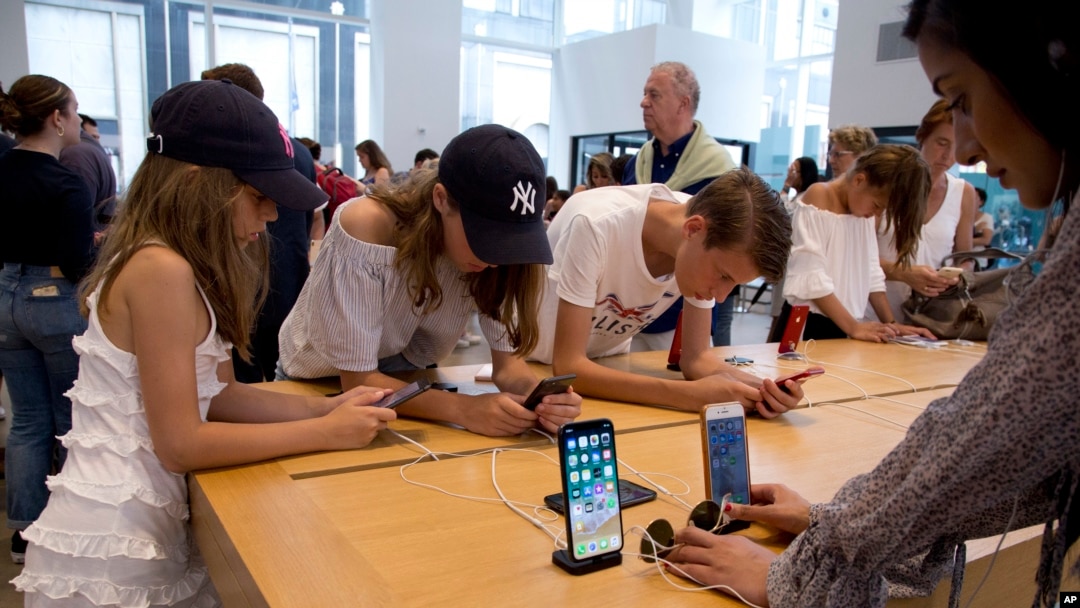 Khách hàng tại một cửa tiệm Apple ở New York, ngày 2/8/2018.