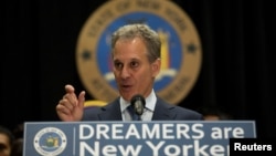 Jaksa Agung New York Eric T. Schneiderman mengumumkan pengajuan gugatan multistate untuk melindungi penerima program DACA pada konferensi pers di John Jay College, New York, 6 September 2017.