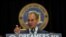 Tổng chưởng lý New York Eric T. Schneiderman loan báo khởi kiện để bảo vệ DACA tại một cuộc họp báo ở Trường đại học John Jay, New York, ngày 6/9/2017.