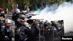 ຕຳຫຼວດ ພວມແນປືນໃສ່ພວກປະທ້ວງ ຕໍ່ຕ້ານລັດຖະບານ ທີ່ບາງກອກ (18 ກຸມພາ 2014)