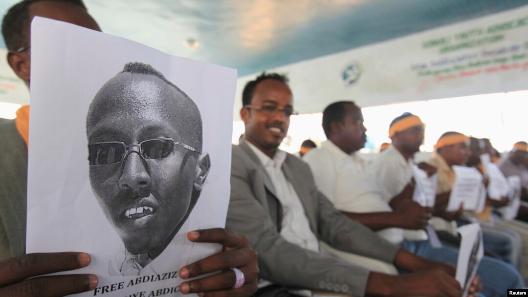 Para wartawan Somalia melakukan unjuk rasa di Mogadishu menuntut pembebasan rekan mereka, wartawan Abdiaziz Abdinur Ibrahim (foto: dok). Seorang wartawan Somalia tewas akibat serangan hari Sabtu 26/10.