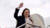 La vicepresidenta de Estados Unidos y candidata presidencial demócrata, Kamala Harris, camina para abordar el Air Force Two en el Aeropuerto Internacional de San Francisco el 11 de agosto de 2024, en San Francisco, California, mientras regresa a Washington, DC.