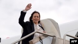 ລາຍການກະຈາຍສຽງຂອງວີໂອເອ ລາວ: ທ່ານນາງ ແຮຣີສ ປະເຊີນໜ້າກັບຄວາມຄຽດຊັງ ແລະການຢຽດຢາມເຊື້ອຊາດ ໃນການແຂ່ງຂັນເອົາຕໍາແໜ່ງປະທານາທິບໍດີຂອງສະຫະລັດ.