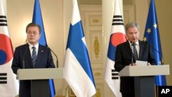 문재인 한국 대통령과 사울리 니니스퇴 핀란드 대통령이 10일 헬싱키 대통령궁에서 기자회견을 했다.