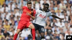 Adam Lallana de Liverpool, à gauche, et Victor Wanyama de Tottenham se disputent le ballon lors d’un match de la Premier League anglaise entre Tottenham Hotspur et Liverpool à White Hart Lane à Londres, 27 août 2016.