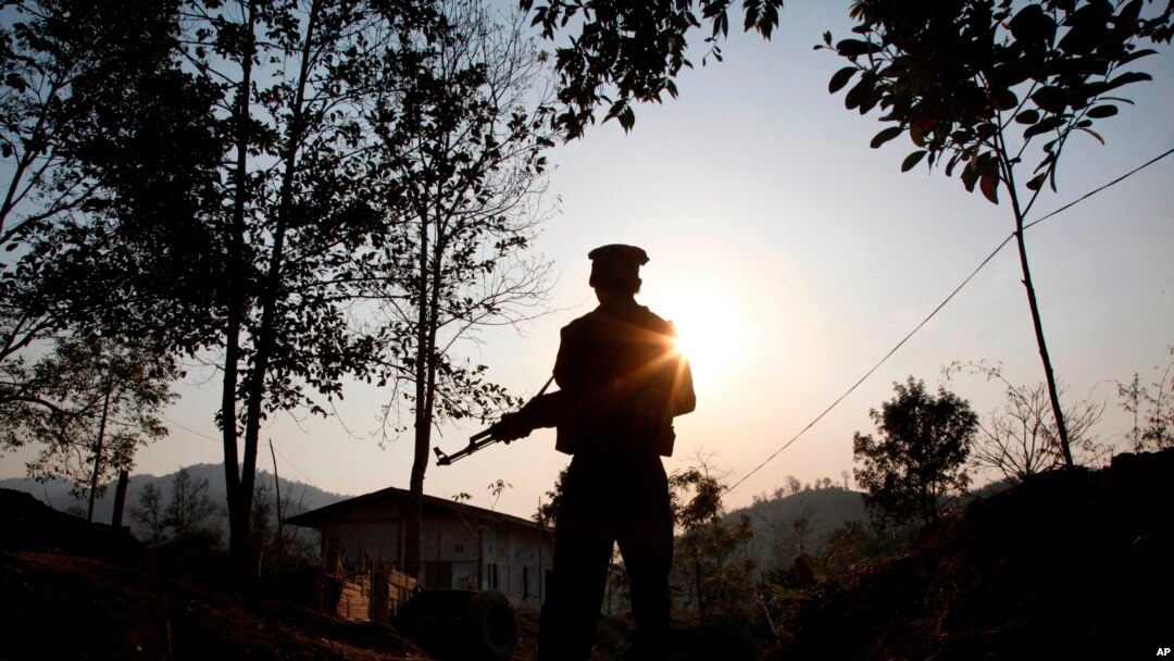 Seorang pemberontak Tentara Kemerdekaan Kachin berdiri di pos terdepan yang menghadap wilayah tak bertuan di Lawa Yang, di luar Laiza, markas besar kelompok bersenjata tersebut di negara bagian Kachin utara, Myanmar, 20 Maret 2018. (Foto: AP)