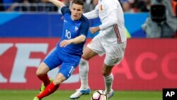 Gerard Pique d’Espagne, à droite, en duel avec Kevin Gameiro de France lors d’un match de football international amical entre la France et l'Espagne au Stade de France à Paris, France, 28 mars 2017. 