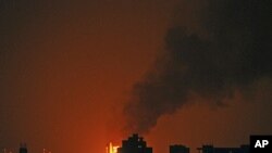 ເກີດໄຟໄໝ້ແລະຄວັນກຸ້ມຂຶ້ນ ໃນລະຫວ່າງການປະທະກັນ ລະຫວ່າງພວກຊົນເຜົ່າທີ່ຈົງຮັກພັກດີຕໍ່ Sheik Sadeq al-Ahmar ແລະກຳລັງຮັກສາຄວາມສະຫງົບຂອງເຢເມນ ທີ່ນະຄອນຫຼວງ Sanaa (2 ມິຖຸນາ 2011)