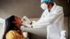 Une infirmière de l'hôpital Lancet Nectare (à droite) effectue un test de coronavirus COVID-19 à Richmond, en Afrique du Sud, le 18 décembre 2020 (photo de LUCA SOLA / AFP)