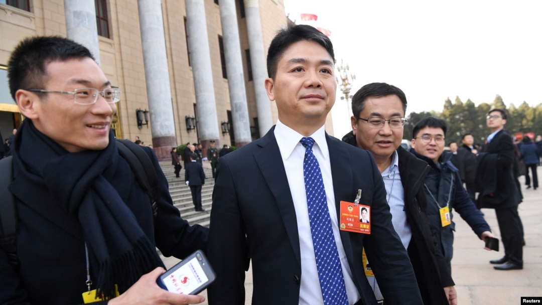 电子商务公司京东(JD.com)的创始人兼首席执行官刘强东于2018年3月5日在北京举行的全国人民代表大会开幕式后离开人民大会堂 (资料照)