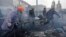 Manifestantes antigubernamentales cargan a un herido luego de enfrentamientos con policías antimotines en la Plaza de la Independencia, en Kiev.
