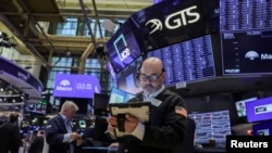 2026년 3월 24일, 미국 뉴욕시의 뉴욕증권거래소(NYSE) 거래장에서 트레이더들이 업무를 보고 있다.