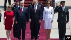 Le président américain Donald Trump et sa femme Melania, avec le Premier ministre israélien Benjamin Netanyahu et sa femme Sara à leur arrivée à Tel Aviv, le 22 mai 2017. 