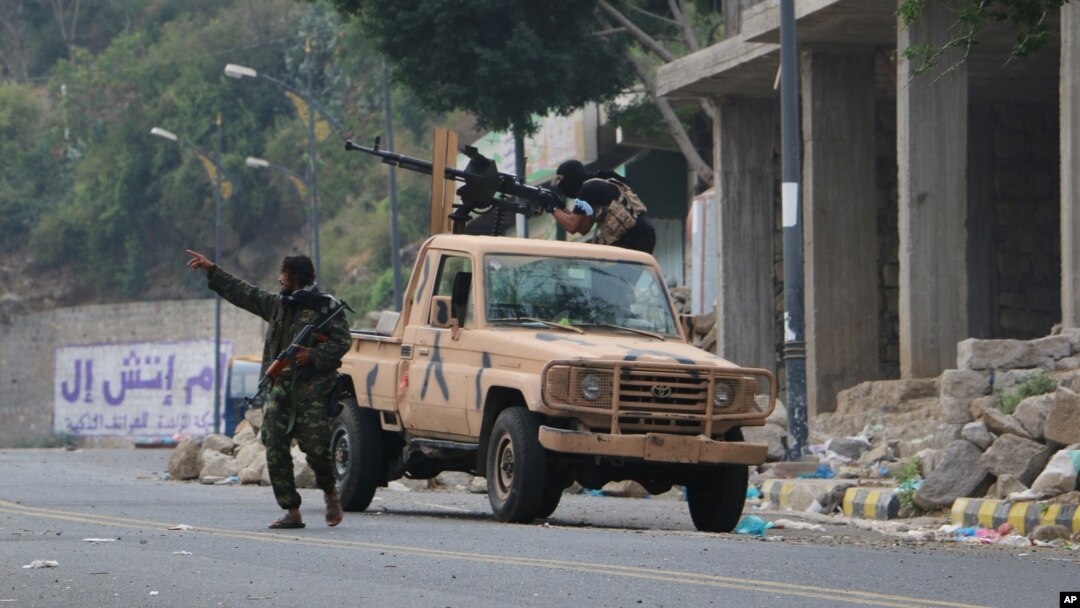 Bộ lạc Yemen đụng độ với phe phiến quân Houthti ở Taiz, Yemen, ngày 15/12/2015.