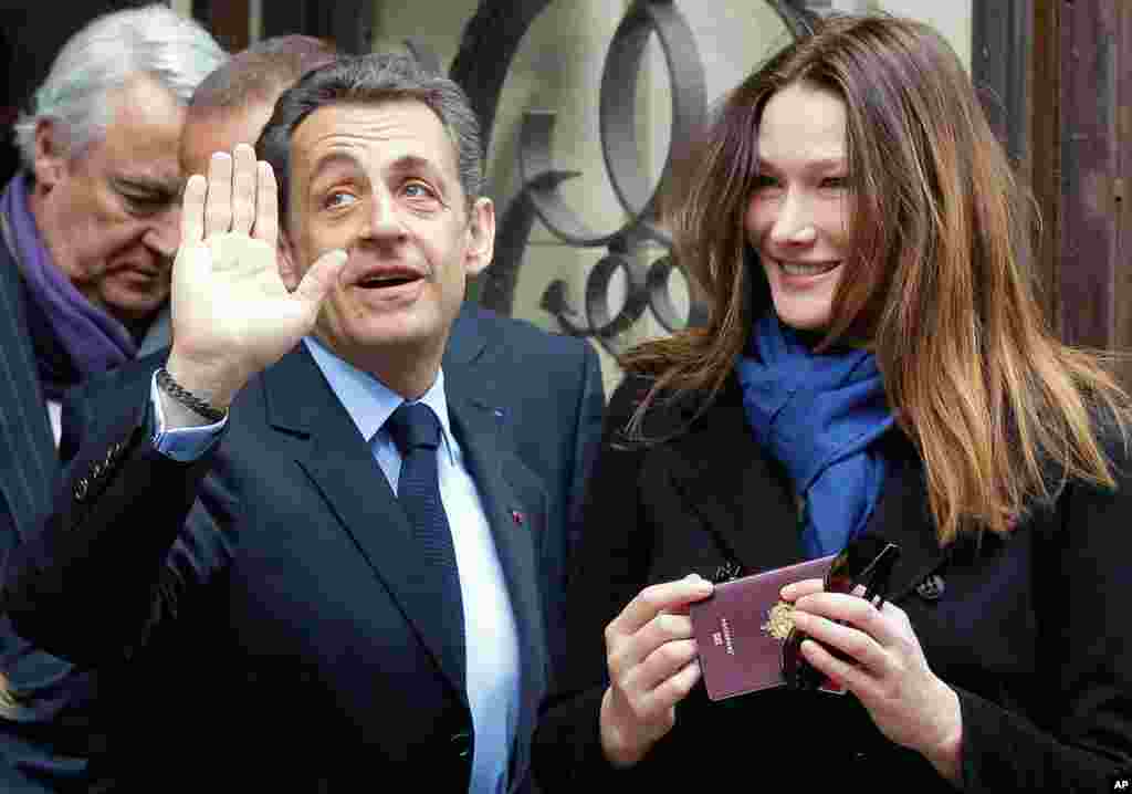 Tổng thống Nicolas Sarkozy và phu nhân Carla Bruni-Sarkozy, sau khi bỏ phiếu tại Paris, ngày 22 tháng 4 (AP) 