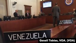 El sitio de Venezuela en el Consejo Permanente de la OEA luce vacío después que el embajador venezolano para América del Norte, Samuel Moncada, abandonara "en protesta" la sesión extraordinaria del Consejo Permanente de la OEA sobre la situación en su país. Lunes 3 de abril de 2017. Foto Gesell Tobías, VOA.