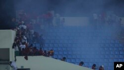 La police a usé du gaz lacrymogène pour disperser des supporters qui jetaient des projectiles contre les joueurs lors de la demi-finale de la CAN 2015 Ghana-Guinée équatoriale, à Bata, Guinée équatoriale, jeudi 5 février 2015.