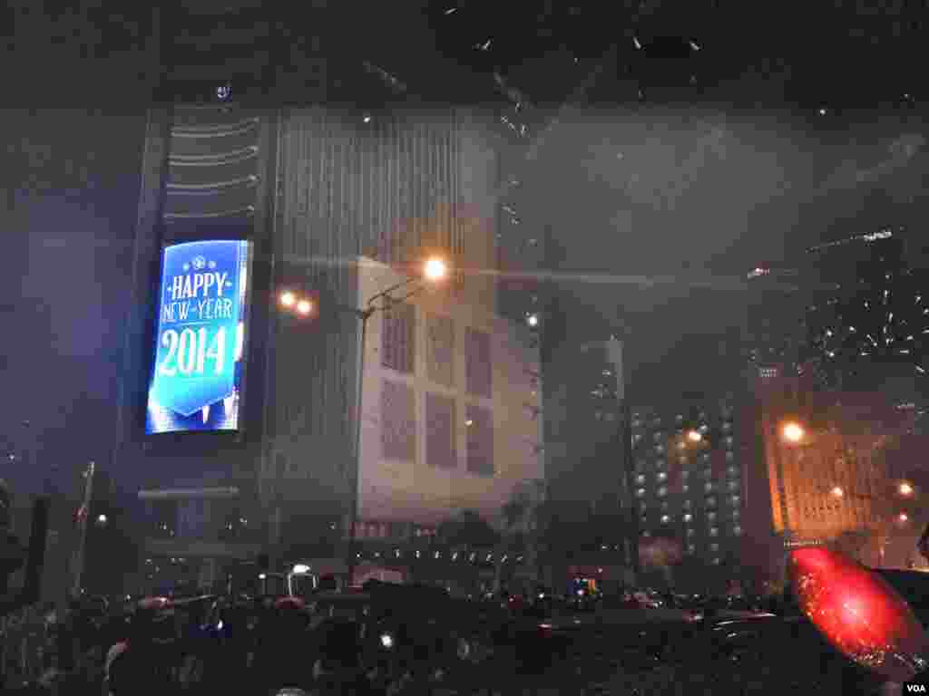 Suasana pergantian malam tahun baru di Bundaran Hotel Indonesia, Jakarta, 1 Januari 2014. (VOA/Hera Diani)