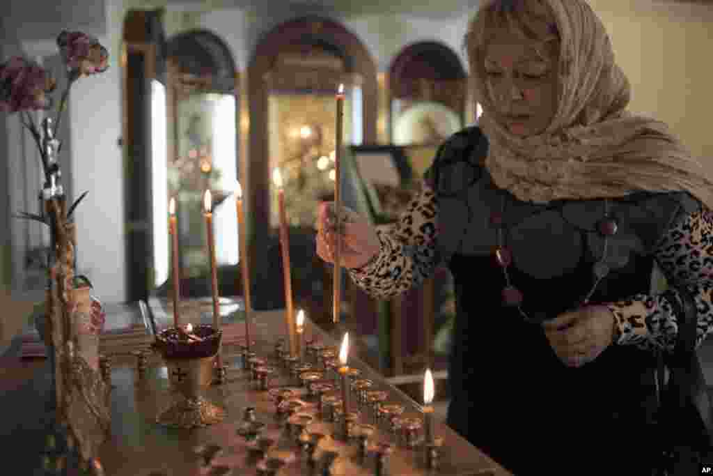 点燃蜡烛向受难死亡人士致哀