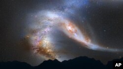 Gambar ilustrasi yang dirilis oleh NASA melukiskan pemandangan sesaat sebelum galaksi Bima Sakti menyatu dengan Galaksi Andromeda. Para ahli memperkirakan kedua galaksi ini akan bertabrakan dalam empat miliar tahun yang akan datang.