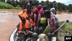 La Croix-Rouge du Kenya évacue des villageois d'Onkolde après le débordement de la rivière Tana dans la région côtière du Kenya, le 27 avril 2018.