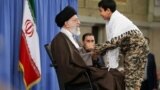 در دیدار جمعی از فرماندهان گردان های بسیج با آیت الله خامنه ای، این نوجوان قاری قرآن بود.<br />
رهبر جمهوری اسلامی ایران در این دیدار ضمنی به رئیس جمهوری ایران پاسخ داد. آیت&zwnj;الله خامنه&zwnj;ای با تاکید بر خطر &quot;نفوذ دشمن&quot; به انتقاد حسن روحانی درباره سوءاستفاده سیاسی و جناحی از این کلمه پاسخ داد.<br />
عکس از سایت رهبر