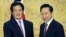2010年2月11日韩国总统李明博与日本外相冈田克（左）握手