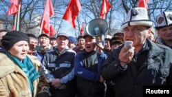 Supporters of detained opposition politician Omurbek Tekebayev, the leader of the Ata Meken (Fatherland) party, hold a rally in Bishkek, Kyrgyzstan, Feb. 26, 2017. 