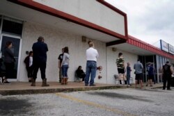 미국 아칸소주 페이엣빌에서 실직한 시민들이 실업급여 수당을 신청하기 위해 줄 서 있다. (자료사진)