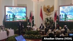 Presiden Joko Widodo dan Wakil Presiden Jusuf Kalla (tengah), didampingi oleh Ketua MUI, Ma’ruf Amin, dan sejumlah ulama Pakistan dan Afghanistan, membuka konferensi ulama Indonesia, Pakistan dan Afghanistan di Istana Bogor, Jawa Barat, Jumat, 11 Mei 2018. (Foto: VOA/Ahadian Utama)