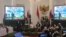 Presiden Joko Widodo dan Wakil Presiden Jusuf Kalla (tengah), didampingi oleh Ketua MUI, Ma’ruf Amin, dan sejumlah ulama Pakistan dan Afghanistan, membuka konferensi ulama Indonesia, Pakistan dan Afghanistan di Istana Bogor, Jawa Barat, Jumat, 11 Mei 2018. (Foto: VOA/Ahadian Utama)