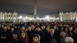 Umat Katolik menghadiri kebaktian doa di Lapangan Santo Petrus, Vatikan sementara Paus Fransiskus menjalani perawatan di Rumah Sakit Gemelli, di Roma, 24 Februari 2025. 