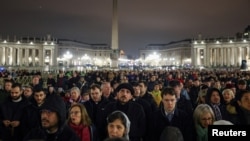 Umat Katolik menghadiri kebaktian doa di Lapangan Santo Petrus, Vatikan sementara Paus Fransiskus menjalani perawatan di Rumah Sakit Gemelli, di Roma, 24 Februari 2025. 