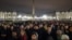 Umat Katolik menghadiri kebaktian doa di Lapangan Santo Petrus, Vatikan sementara Paus Fransiskus menjalani perawatan di Rumah Sakit Gemelli, di Roma, 24 Februari 2025. 