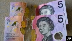 Uang kertas pecahan $5 Australia. Foto Raja Charles III dipastikan tidak akan muncul pada uang kertas $5 Australia yang baru. (Foto AP/Mark Baker)