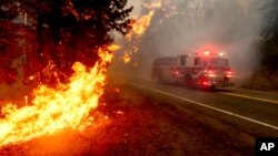 Un camion de pompiers à Shaver Lake dans le comté de Fresno, en Californie, le 7 septembre 2020.