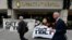 总部设在伦敦的支持藏人权利团体“自由西藏”在洲际酒店门前示威，有人戴着习近平和洲际酒店集团首席执行官的面具。（2013年8月5日）