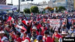 Perú empieza a sentir escasez de productos y combustibles por los bloqueos de las protestas