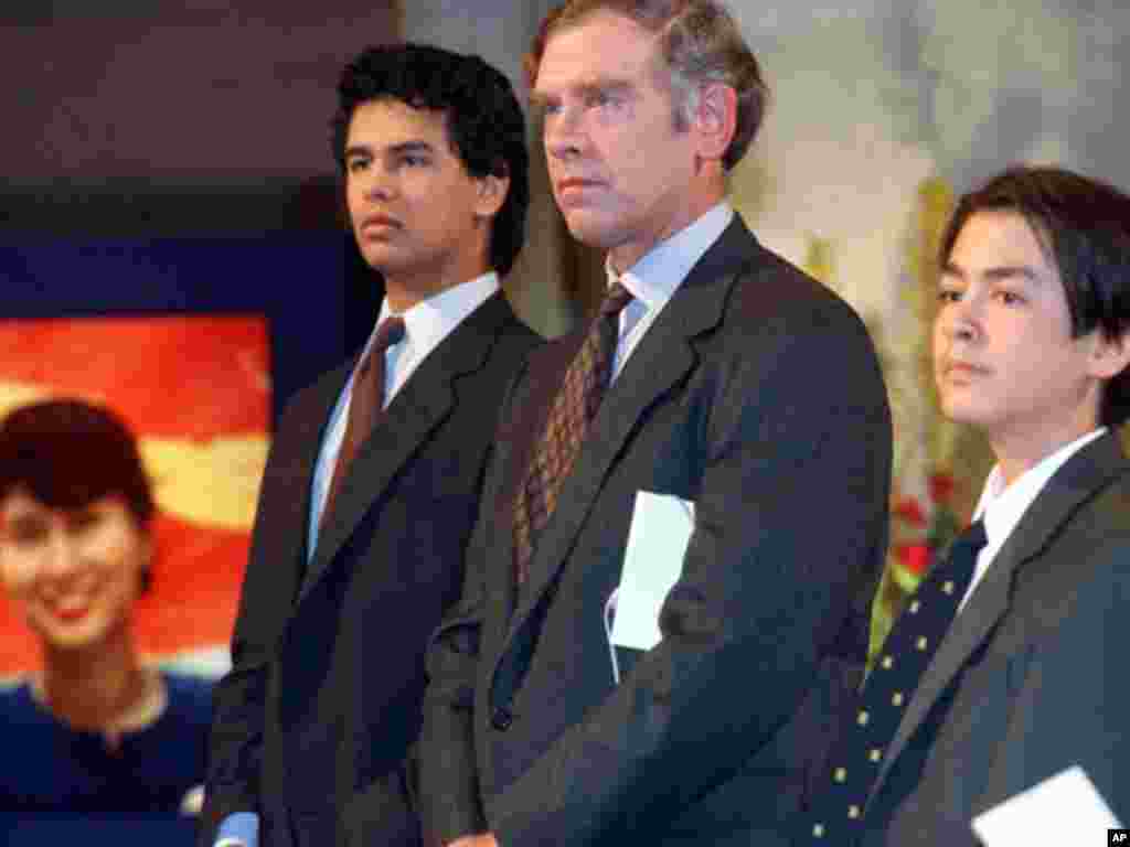 1991年昂山素季因“以非暴力民主和人权斗争”而获得诺贝尔和平奖，可是她由于遭到软禁，无法参加颁奖典礼，只能由她的丈夫和儿子代领。路透社