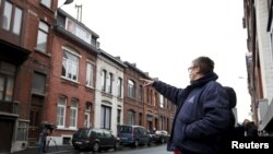 Un homme marche sur une rue appelée "Rue du Fort" à Charleroi, en Belgique, 13 janvier 2016. 