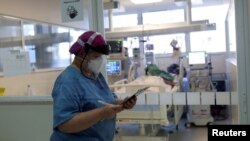 La enfermera Eva Fiori actualiza el expediente de un paciente contagiado con el COVID-19 en el Emilio Ribas Institute en Sao Paulo, Brasil.