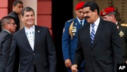 Rafael Correa, izquierda, sonríe junto a Nicolás Maduro, en Miraflores.