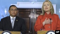 ລັດຖະມົນຕີການຕ່າງປະເທດສະຫະລັດ ທ່ານນາງ Hillary Clinton ແລະລັດຖະມົນຕີການຕ່າງປະເທດມຽນມາ ທ່ານ Wunna Maung Lwin ທີ່ກະຊວງການຕ່າງປະເທດສະຫະລັດ (17 ພຶດສະພາ 2012)