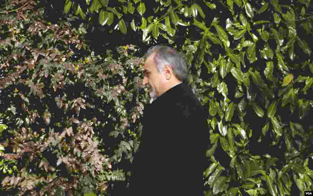 حسين فريدون، مشاور ارشد و برادر رييس جمهوري ايران، هيات ايراني را در مذاكرات همراهي مي كرد. عکس از محمد حسن مقصودلو.