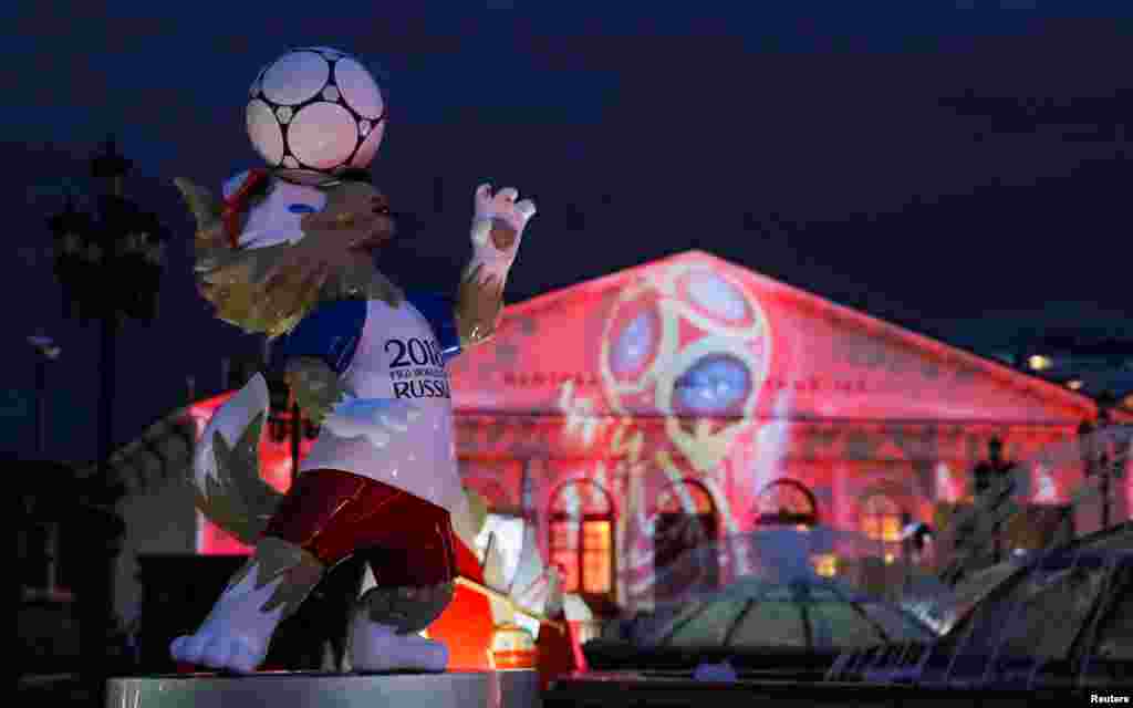 Zabivaka, maskot resmi Piala Dunia FIFA 2018, dalam acara di selasar ruang pameran Manezh di Moskow, Rusia, 31 Mei 2018.