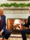 Presiden Joe Biden bertemu dengan Presiden terpilih Donald Trump di Ruang Oval Gedung Putih, , Washington, D.C., Rabu, 13 November 2024. (Evan Vucci/AP)