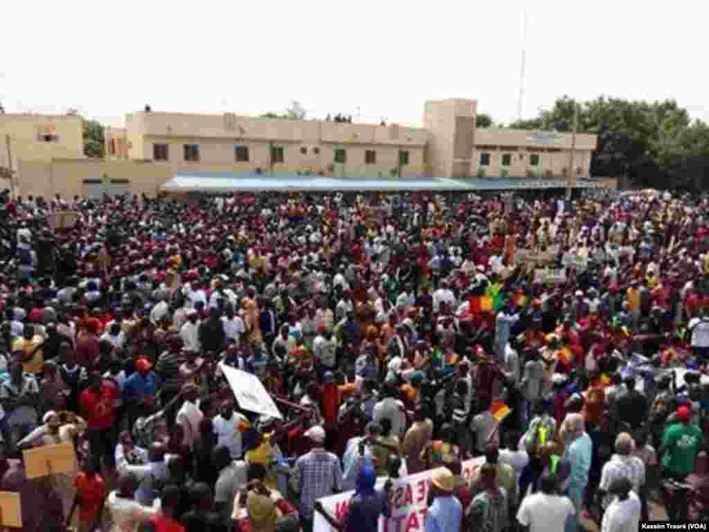 Thousands of opposition militants marched, Friday, May 8, 2018. Photo VOA Kassim Traoré.