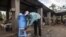 Un homme se lave les mains avec de l'eau provenant d'un distributeur contenant de l'eau mélangée à du désinfectant au Congo Air Market sur la route de l'aéroport à l'est de Mbandaka, le 23 mai 2018. (Photo: Junior D. KANNAH/AFP)